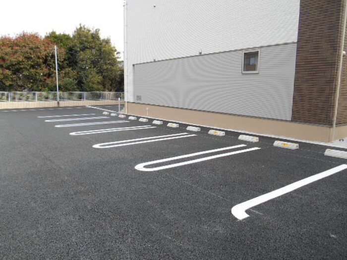 物件外観写真2　(駐車場)