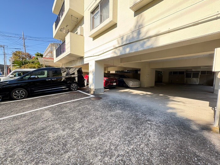 物件外観写真4　(駐車場)