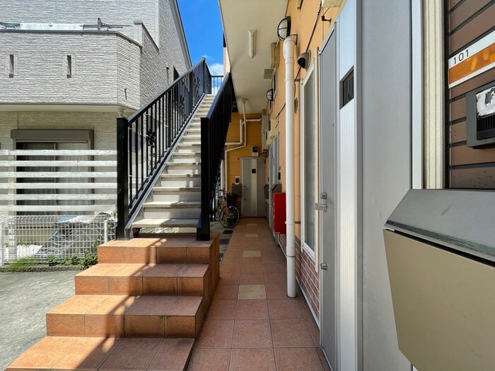 物件外観写真5　(エントランス部分)