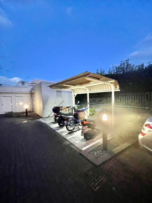 物件外観写真6　(バイク置き場)