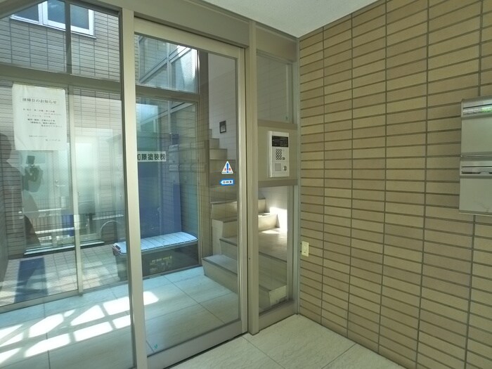 物件外観写真5　(エントランス部分)