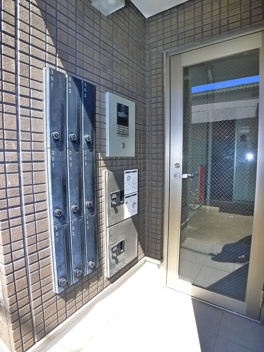 物件外観写真3　(エントランス部分)
