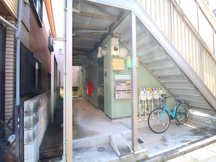 物件外観写真3　(エントランス部分)