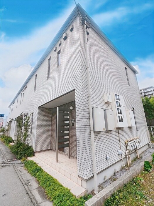 物件外観写真2　(エントランス部分)