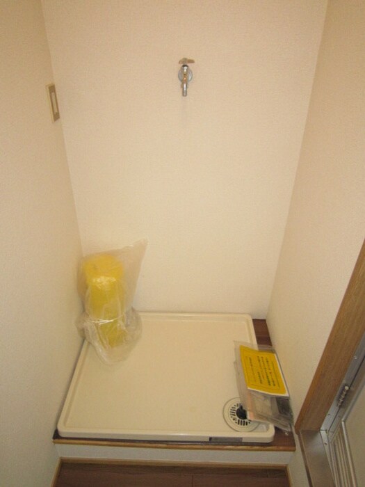 物件内観写真16　(洗濯機置場)