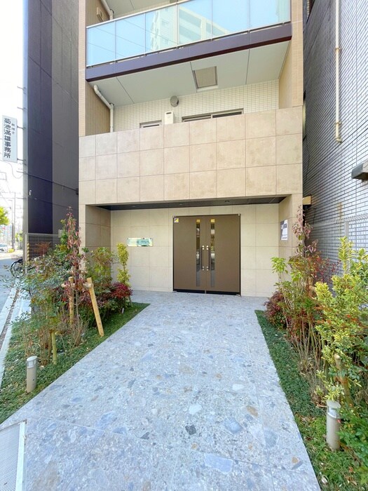 物件外観写真2　(エントランス部分)