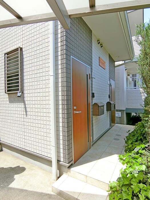 物件外観写真3　(エントランス部分)