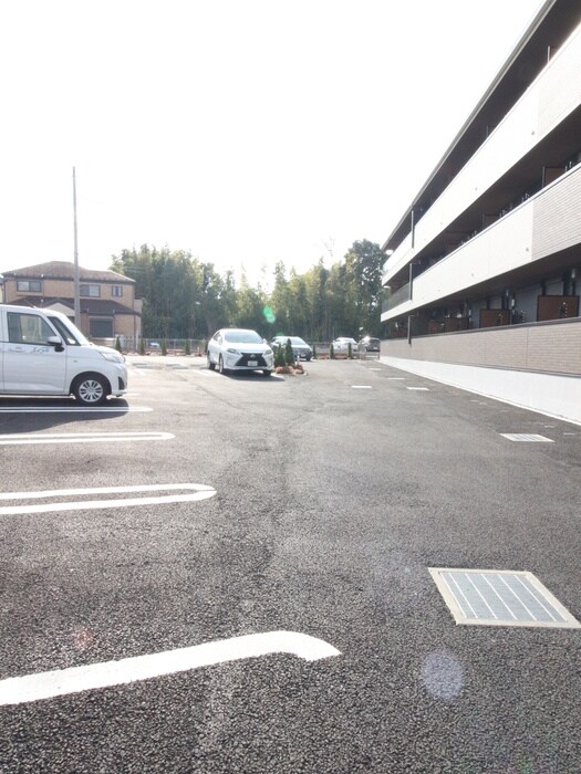 物件外観写真3　(駐車場)