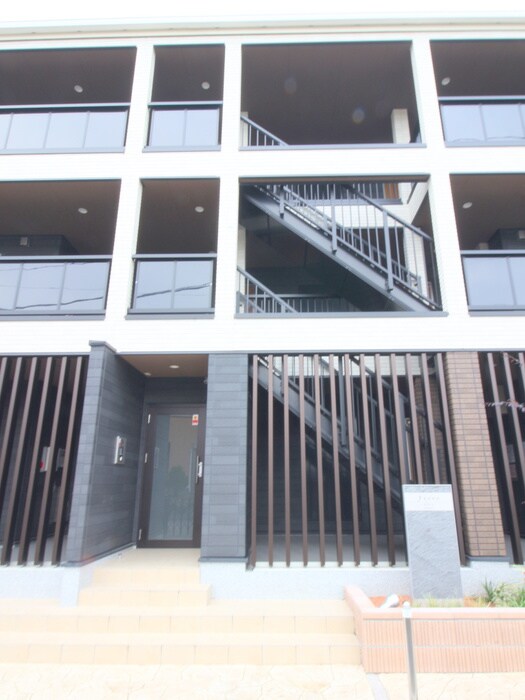 物件外観写真3　(エントランス部分)