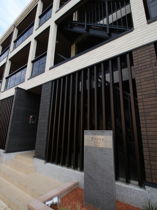 物件外観写真4　(エントランス部分)