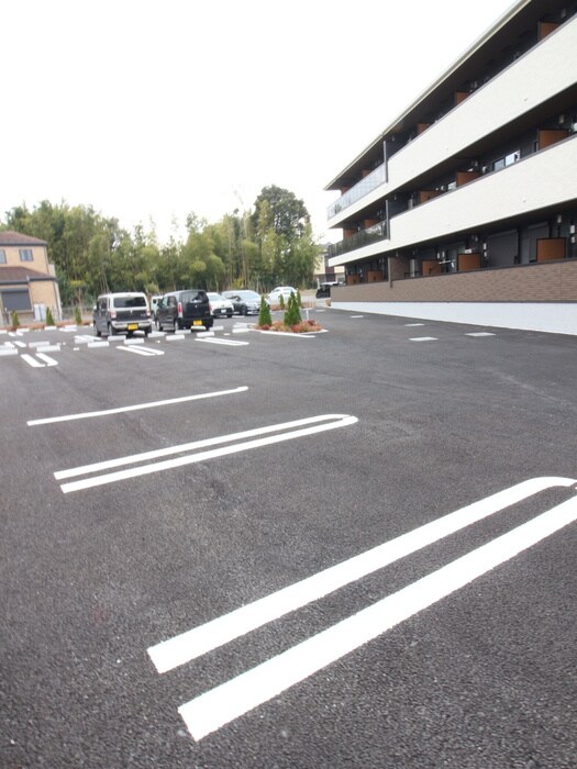 物件外観写真5　(駐車場)