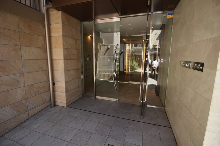 物件外観写真3　(エントランス部分)