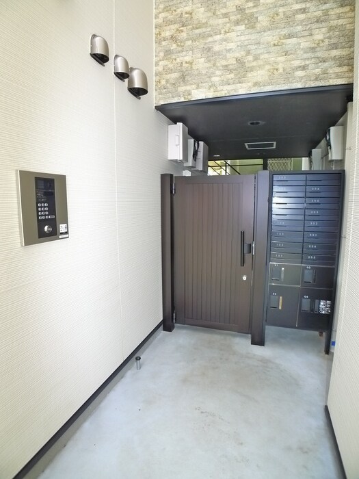 物件外観写真4　(エントランス部分)