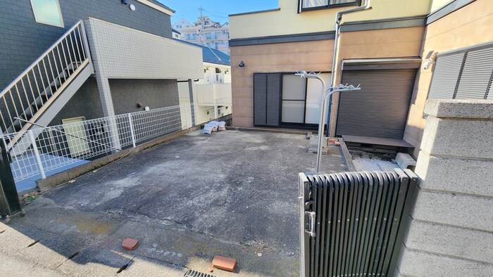 物件外観写真2　(駐車場)