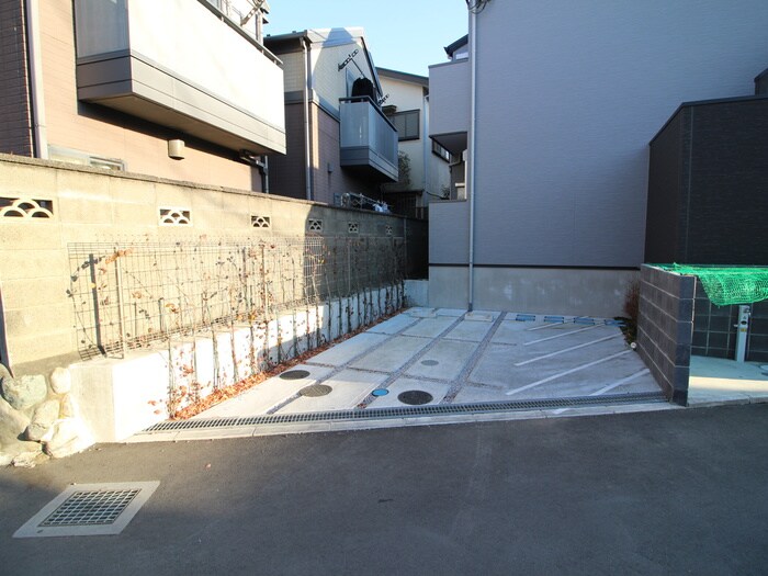 物件外観写真4　(駐車場)