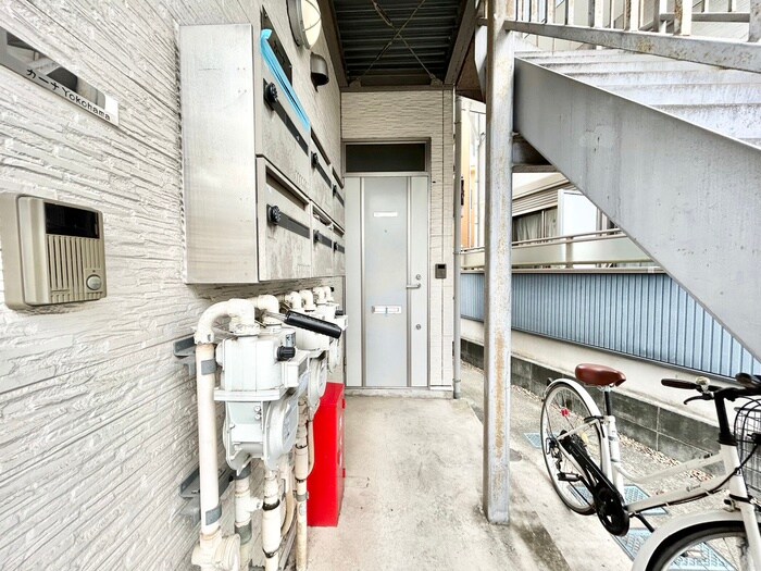 物件外観写真6　(エントランス部分)