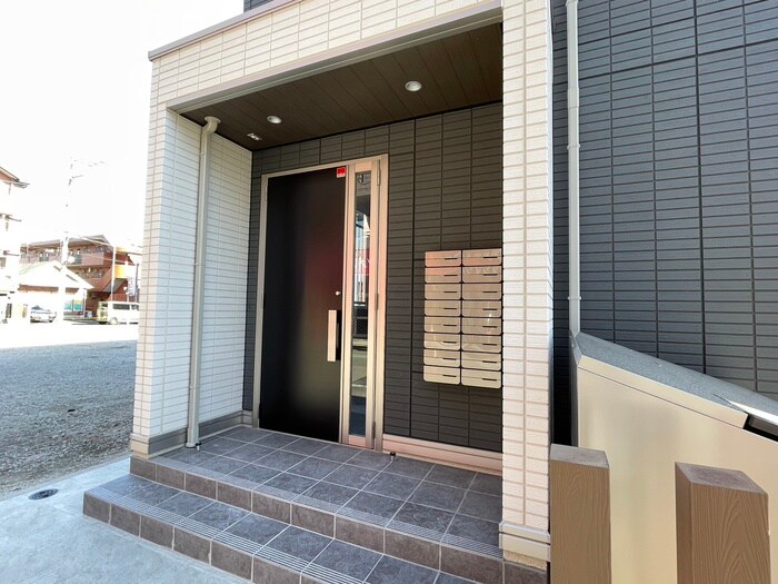 物件外観写真2　(エントランス部分)