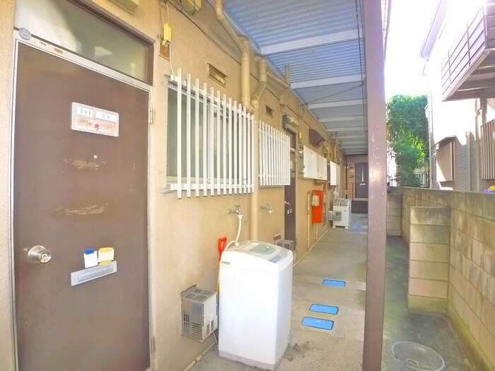 物件外観写真3　(エントランス部分)