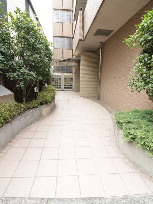 物件外観写真4　(エントランス部分)