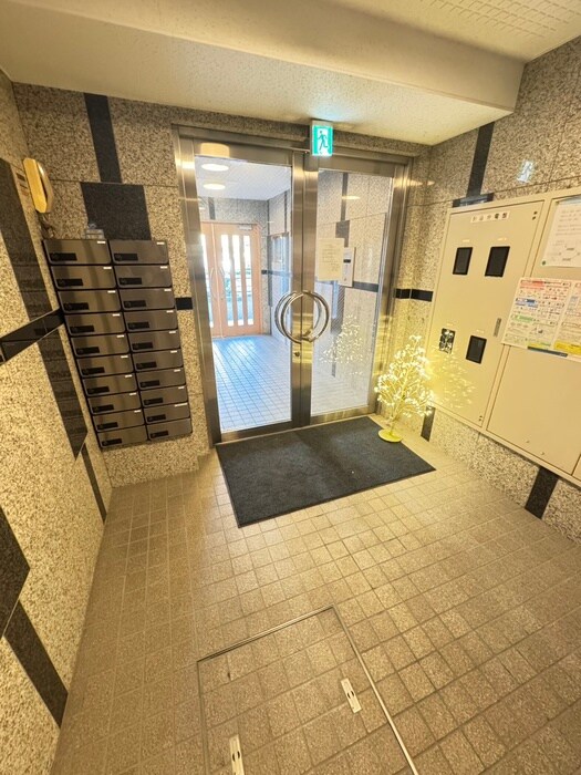 物件外観写真4　(エントランス部分)