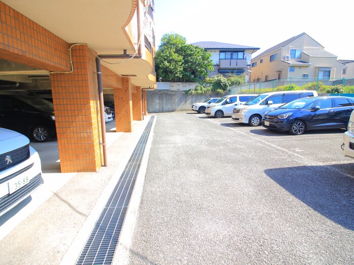 物件外観写真3　(駐車場)