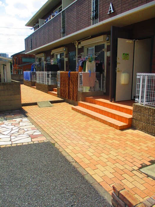 物件外観写真3　(エントランス部分)