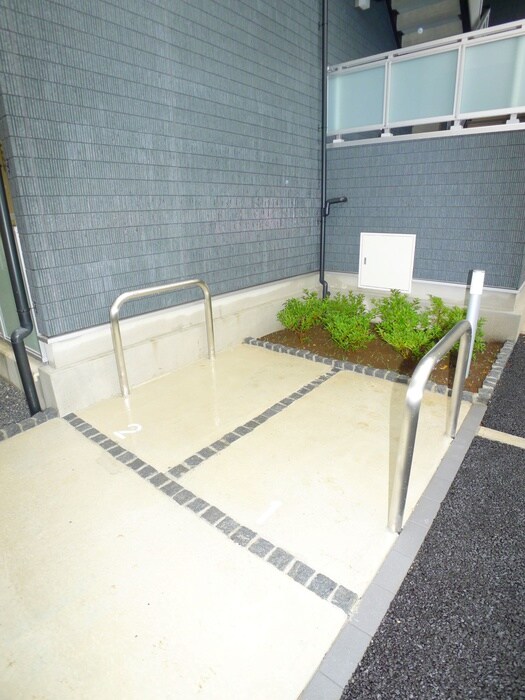 物件外観写真4　(バイク置き場)