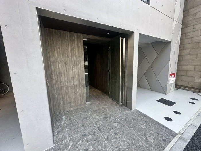 物件外観写真2　(エントランス部分)