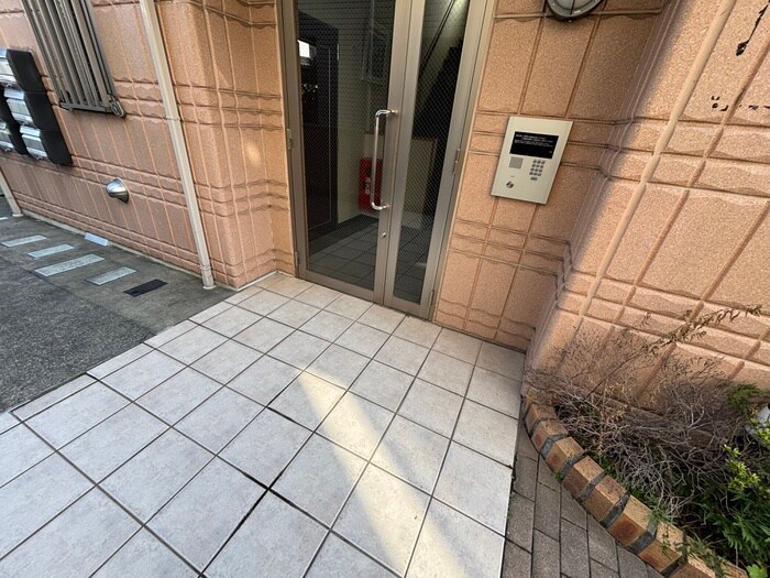 物件外観写真5　(エントランス部分)