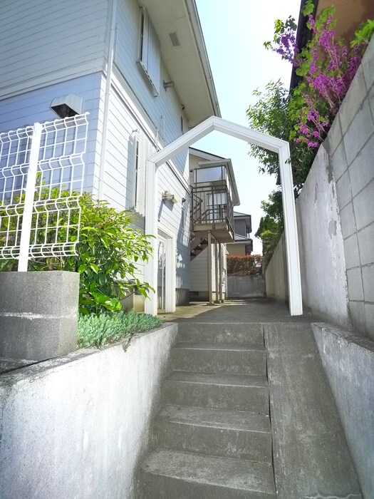 物件外観写真6　(エントランス部分)