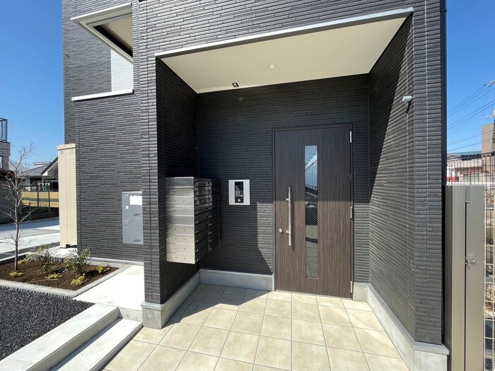 物件外観写真4　(エントランス部分)