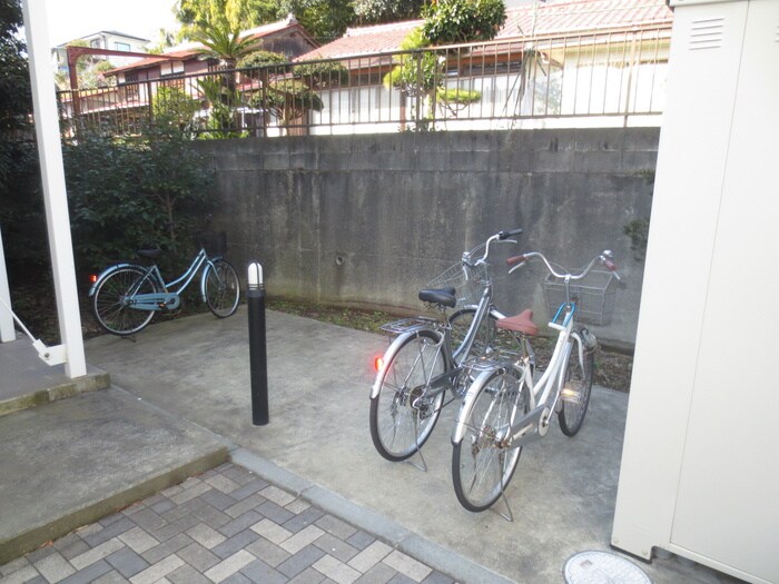 物件外観写真4　(駐輪場)