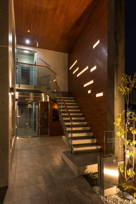 物件外観写真2　(エントランス部分)