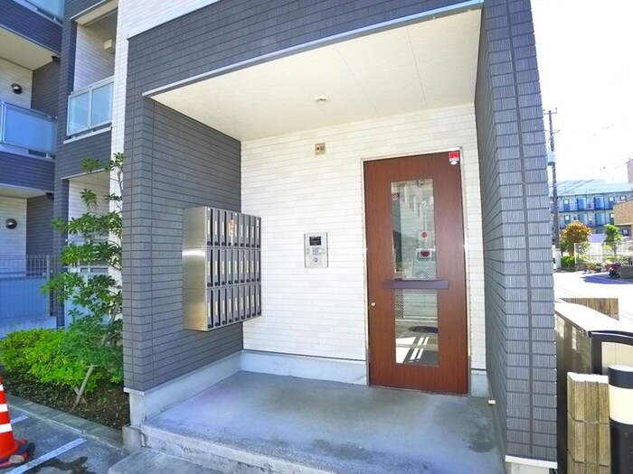 物件外観写真2　(エントランス部分)