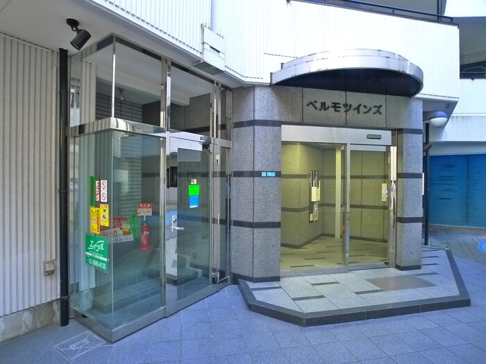 物件外観写真3　(エントランス部分)