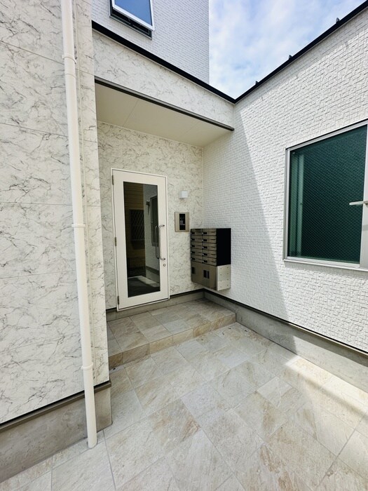 物件外観写真2　(エントランス部分)