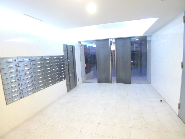 物件外観写真2　(エントランス部分)