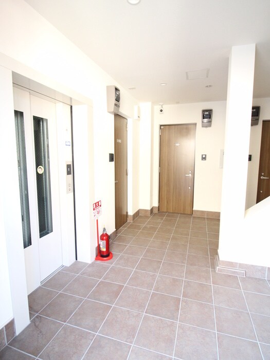 物件外観写真5　(エントランス部分)