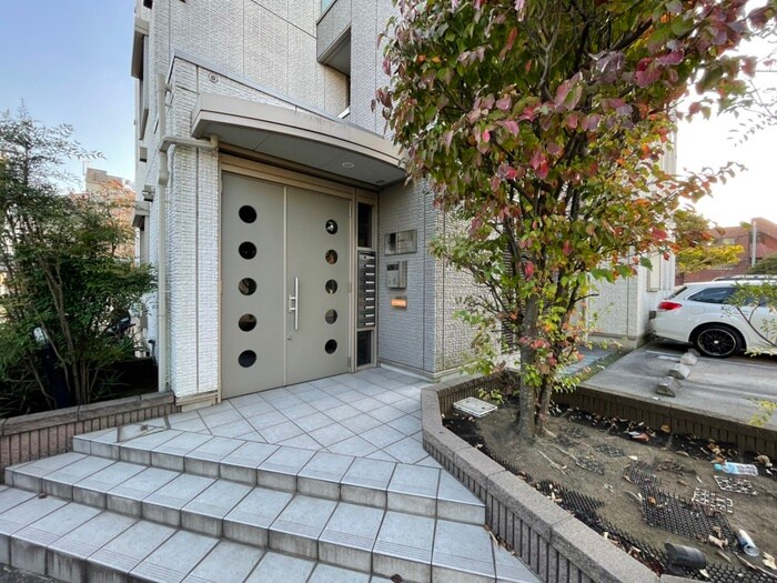 物件外観写真2　(エントランス部分)