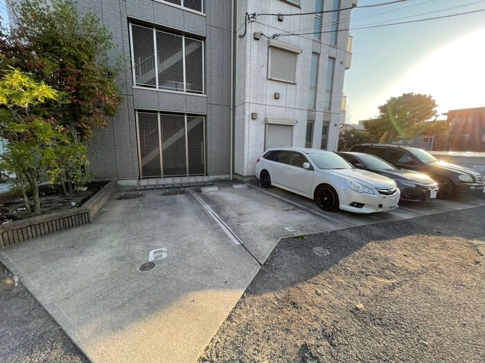 物件外観写真5　(駐車場)