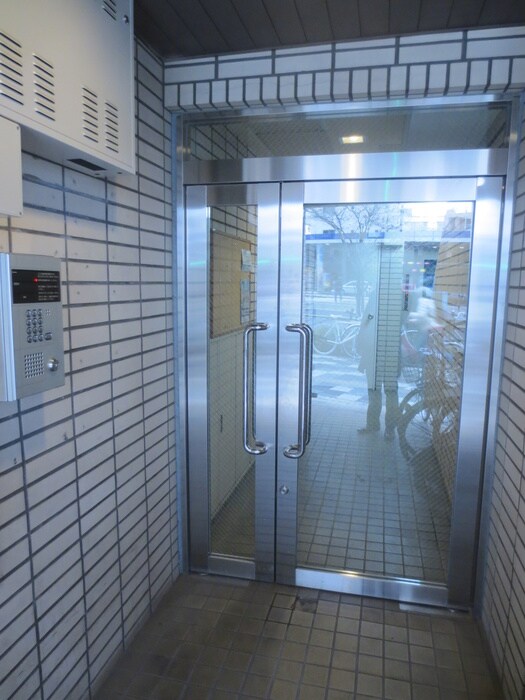物件外観写真2　(エントランス部分)