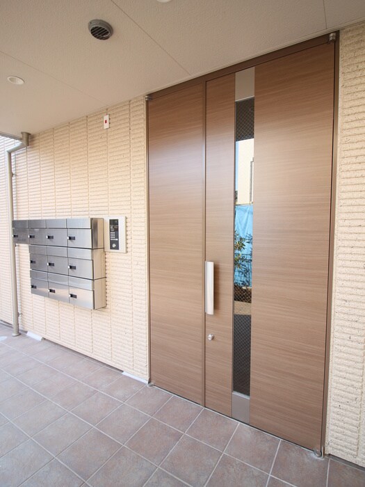 物件外観写真2　(エントランス部分)