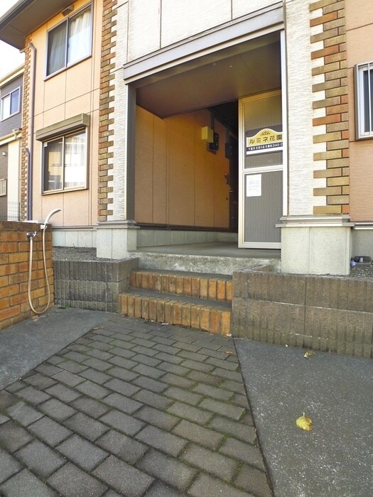 物件外観写真4　(エントランス部分)