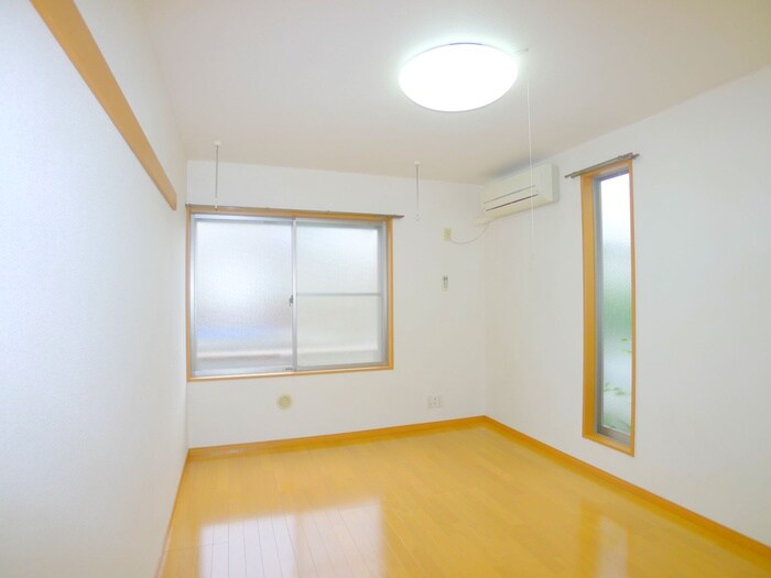 物件内観写真8　(室内からの展望)