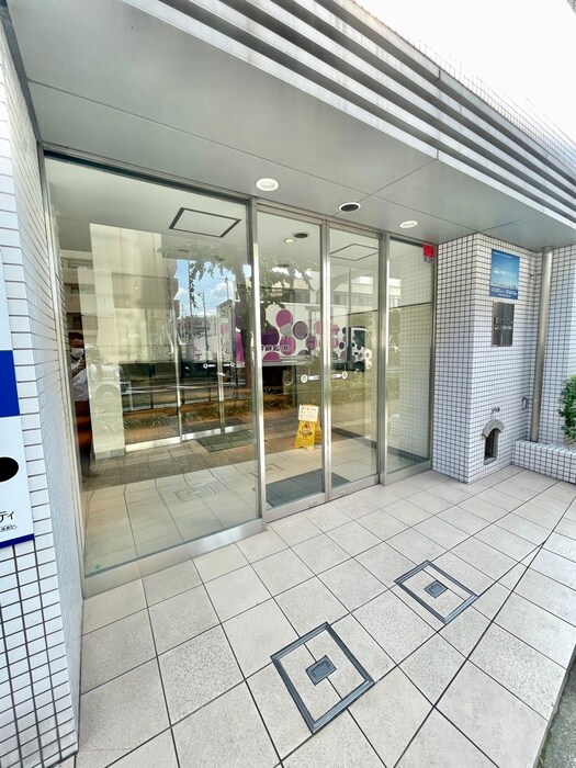 物件外観写真4　(エントランス部分)