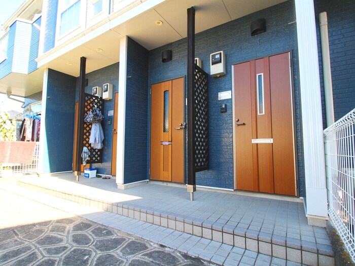 物件外観写真2　(エントランス部分)