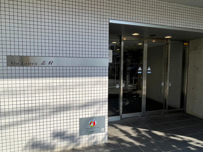 物件外観写真2　(エントランス部分)