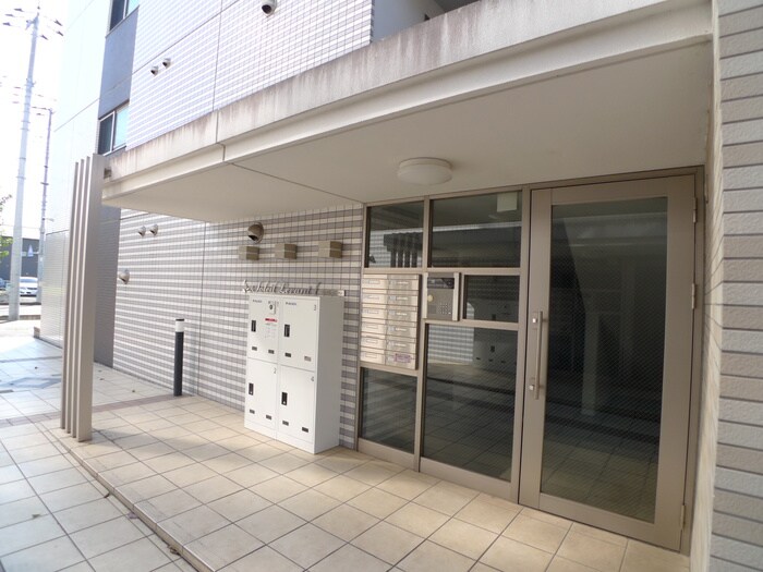 物件外観写真2　(エントランス部分)