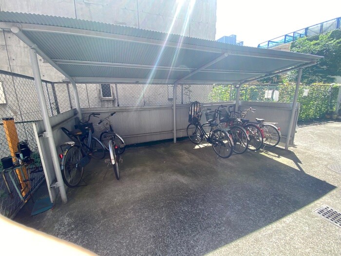 物件外観写真4　(駐輪場)