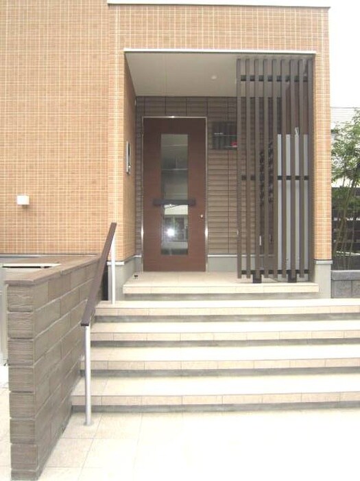 物件外観写真2　(エントランス部分)